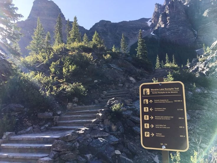 Sign and steps to the Rockpile trail.